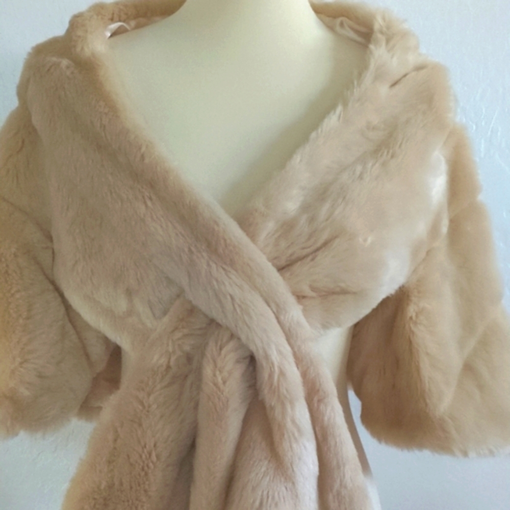 Donna Vinci Faux Fur Shawl/Wrap/Capelet.  Beige/Cream - Picture 7 of 17